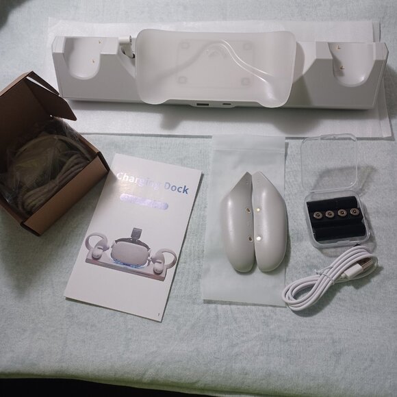 Oculus Quest 2 Charging Dock with 2 Rechargeable Batteries - Picture 8 of 12